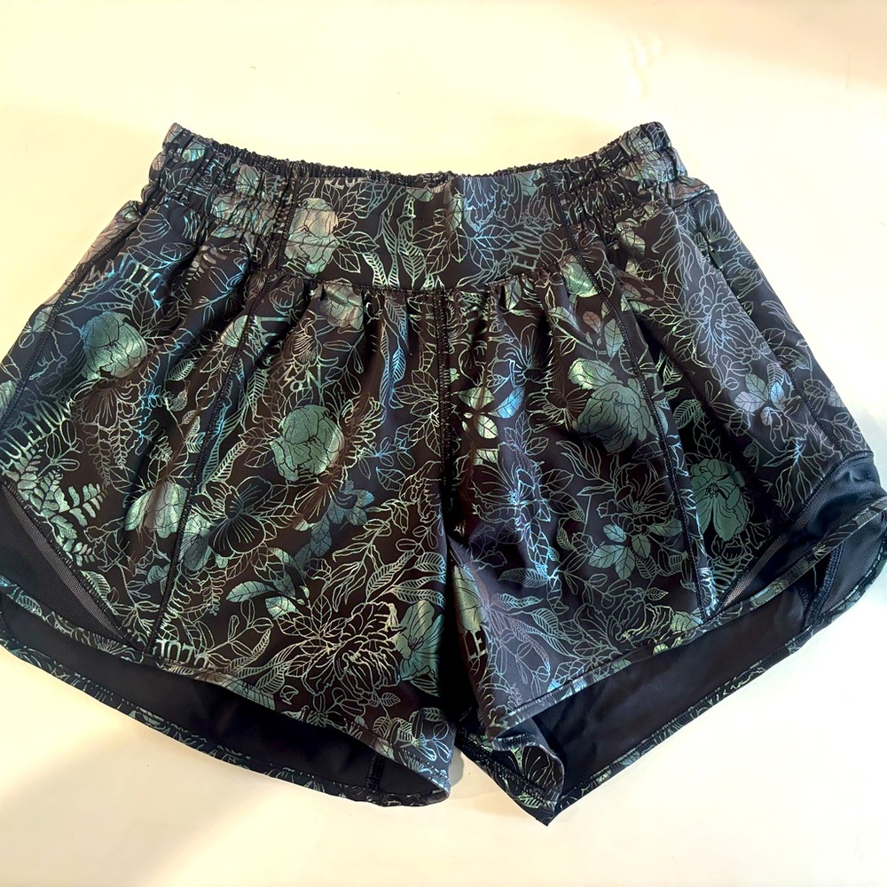 NWOT Lululemon Hotty Hot Low rise 4” size 4